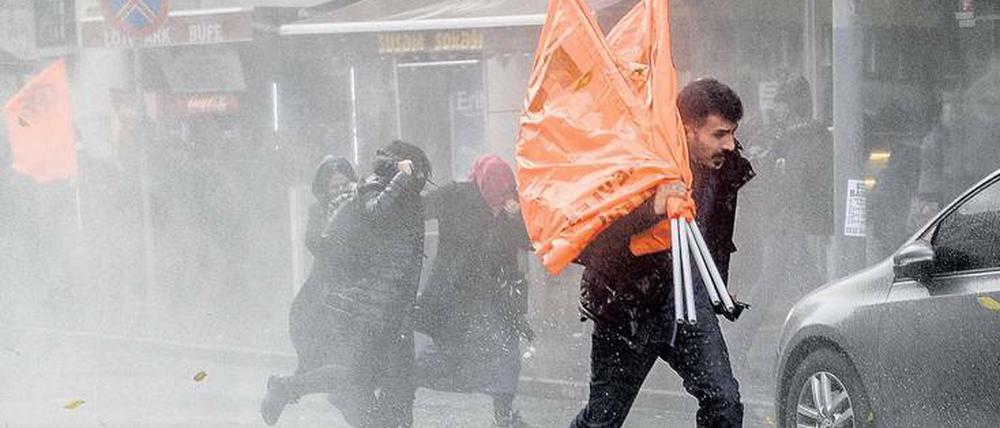 Gewaltsam löste die Polizei wie hier in Istanbul auch am Wochenende wieder prokurdische Demonstrationen auf.
