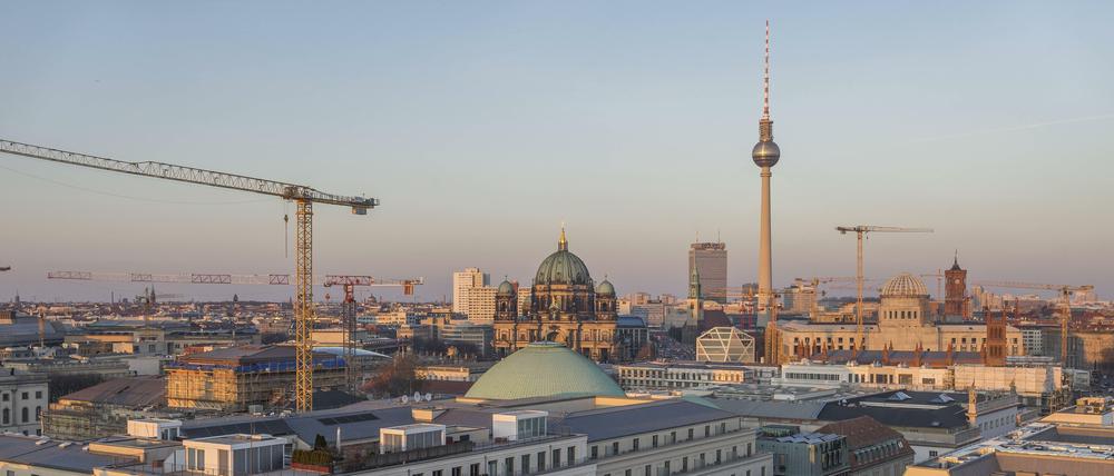 Ein Blick über die Dächer in Mitte lässt zahlreiche Baukräne erkennen- 