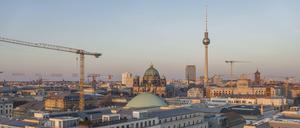 Ein Blick über die Dächer in Mitte lässt zahlreiche Baukräne erkennen- 