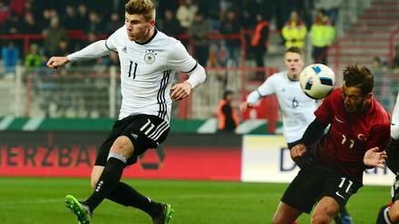 Wo ist er denn? Der Deutsche Timo Werner (links) und der Türke Ogulcan Caglayan kämpfen um den Ball. 