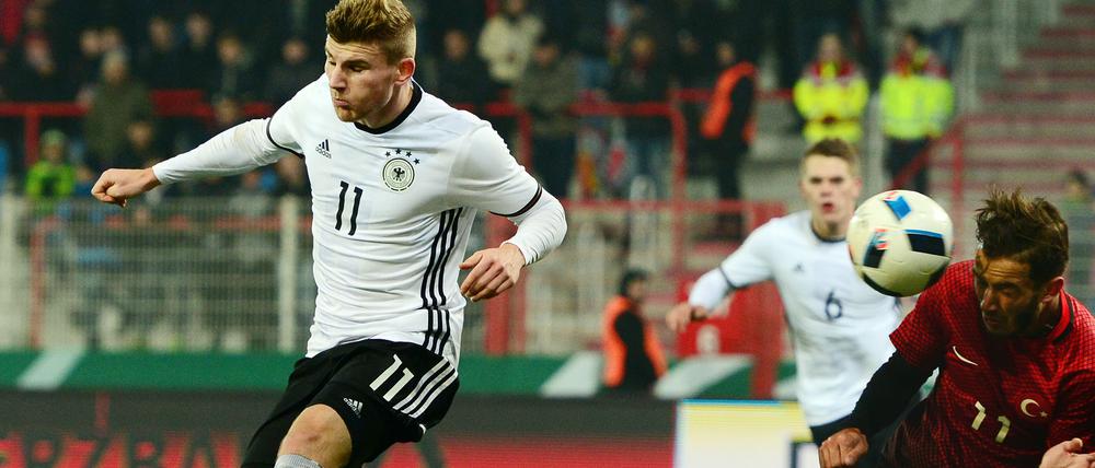 Wo ist er denn? Der Deutsche Timo Werner (links) und der Türke Ogulcan Caglayan kämpfen um den Ball.
