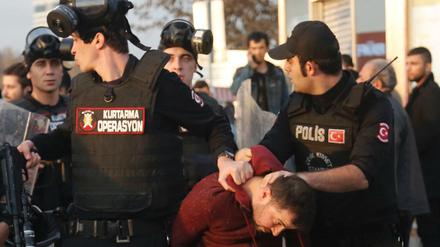 Polizisten in Istanbul verhaften einen Demonstranten. 