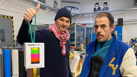 Gründer Timm Benjamin Zolpys (l.) und Mohamed Ghouneim mit ihrem Produkt