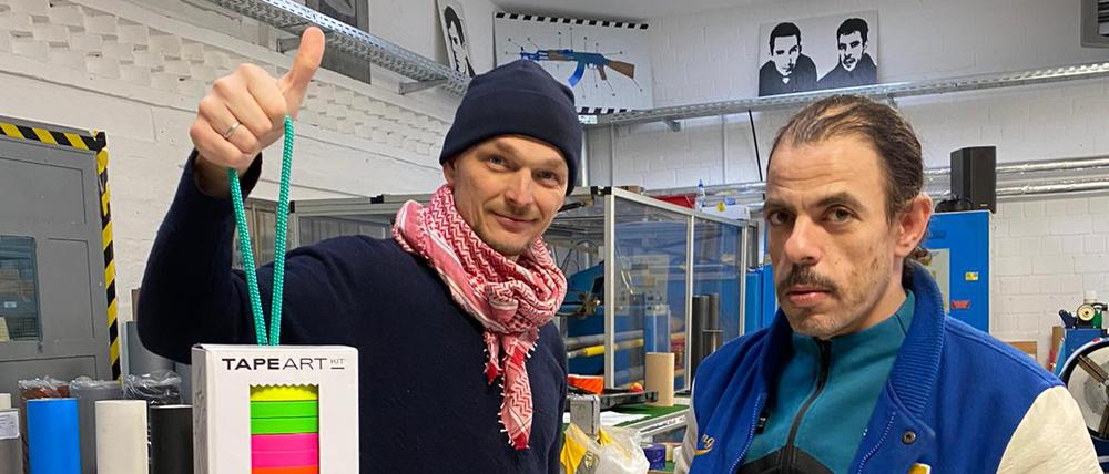Gründer Timm Benjamin Zolpys (l.) und Mohamed Ghouneim mit ihrem Produkt