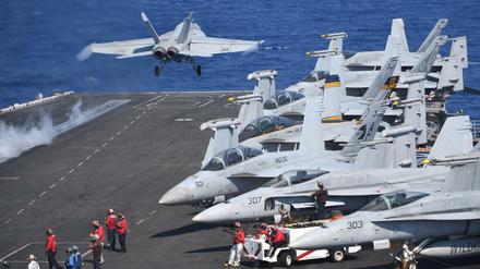 Werkzeug weltweiter militärischer Macht der USA: Ein Kampfflugzeug startet im östlichen Mittelmeer vom Deck des Flugzeugträgers USS Dwight D. Eisenhower.