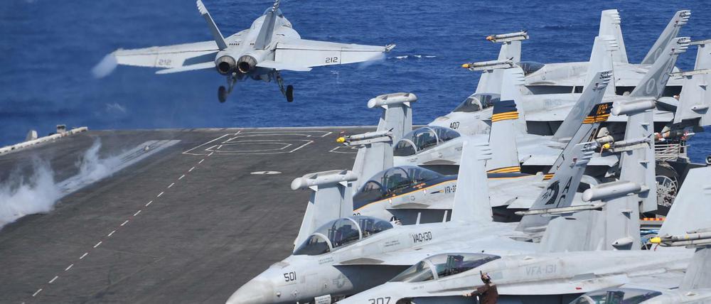 Werkzeug weltweiter militärischer Macht der USA: Ein Kampfflugzeug startet im östlichen Mittelmeer vom Deck des Flugzeugträgers USS Dwight D. Eisenhower.