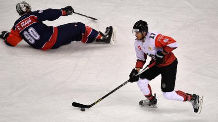 Harte Landung. Constantin Braun und die Eisbären hatten keine Chance gegen Fröulunda.