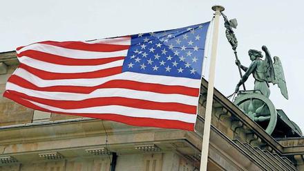 Stars and Stripes über Berlin. Nicht nur an der US-Botschaft neben dem Brandenburger Tor weht das US-Sternenbanner. 