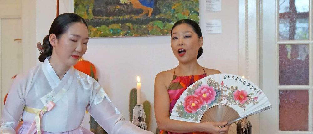 Aus voller Kehle. Sopranistin Moon Suk (r.) mit der Gayageum-Spielerin Sung You-Jin im Wilmersdorfer „Salon Moon“.