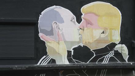 Putin und Trump beim innigen Kuss. Das Graffiti des litauischen Künstlers Mindaugas Bonanu in Vilnius. 