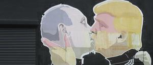 Putin und Trump beim innigen Kuss. Das Graffiti des litauischen Künstlers Mindaugas Bonanu in Vilnius. 
