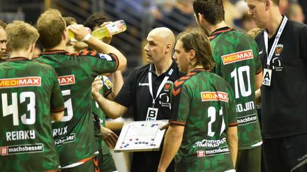 Der Berliner Trainer Erlingur Richardsson instruiert sein Team.