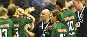 Der Berliner Trainer Erlingur Richardsson instruiert sein Team.