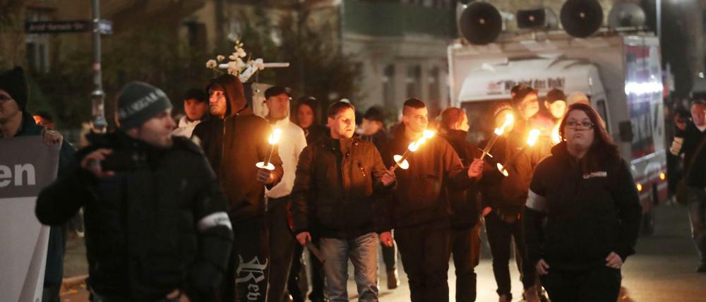 Anhänger des rechtsextremen Thügida-Bündnisses am Jahrestag der Pogromnacht in Jena 