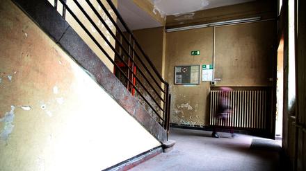 Blick in das Treppenhaus einer Grundschule in Berlin. Rot-Rot-Grün will sich auf die Sanierung von Schulen konzentrieren. 