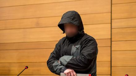 Der Angeklagte räumte das fehlerhafte Setzen von Signalen ein und mit dem Handy gespielt zu haben. Rail dispatcher Michael P is accused of causing a fatal train crash in the southern spa town of Bad Aibling in February 2016 that killed 12 while he was allegedly playing a mobile phone game on duty. / AFP PHOTO / LUKAS BARTH