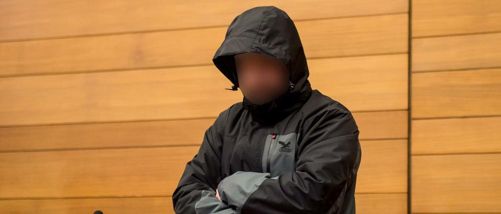 Der Angeklagte räumte das fehlerhafte Setzen von Signalen ein und mit dem Handy gespielt zu haben. Rail dispatcher Michael P is accused of causing a fatal train crash in the southern spa town of Bad Aibling in February 2016 that killed 12 while he was allegedly playing a mobile phone game on duty. / AFP PHOTO / LUKAS BARTH