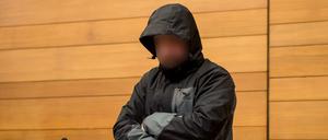 Der Angeklagte räumte das fehlerhafte Setzen von Signalen ein und mit dem Handy gespielt zu haben. Rail dispatcher Michael P is accused of causing a fatal train crash in the southern spa town of Bad Aibling in February 2016 that killed 12 while he was allegedly playing a mobile phone game on duty. / AFP PHOTO / LUKAS BARTH