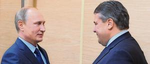Wladimir Putin (l.) begrüßt Sigmar Gabriel (SPD) am 28. Oktober 2015 in der Nähe Moskaus.