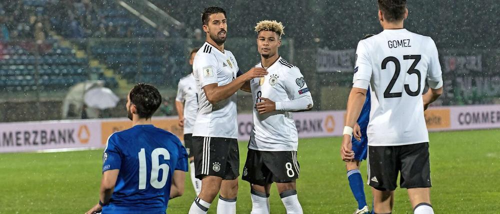 Nur der Salto fehlt. Mit dem neuen Nationalstürmer-Trainer Miroslav Klose auf der Bank, fiel gegen San Marino Tor um Tor. Der 21 Jahre alte Serge Gnabry (Mitte) traf bei seinem Debüt in der Nationalmannschaft sogar gleich dreimal.