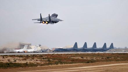 Ein Kampfjet startet vom US-Luftwaffenstützpunkt in Bagram. 