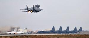 Ein Kampfjet startet vom US-Luftwaffenstützpunkt in Bagram. 