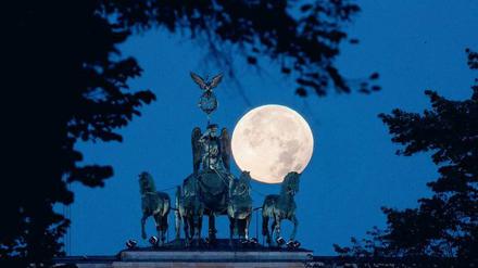 Die Chancen stehen gut, dass es in der Nacht weitgehend klar bleibt und der Mond, wenn er der Erde ganz nah kommt, auch gut zu sehen ist.