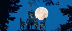 Die Chancen stehen gut, dass es in der Nacht weitgehend klar bleibt und der Mond, wenn er der Erde ganz nah kommt, auch gut zu sehen ist.