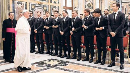 Urbi et Jogi. Für Papst Franziskus hat sich der Bundestrainer (2.v.r.) bei der Audienz im Apostolischen Palast sogar einen Schlips umgebunden. 
