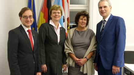 Die neue Bürgermeisterin Cerstin Richter-Kotowski, CDU (zweite von links) und ihre (vorerst) drei Stadträte (von links): Michael Karnetzki, SPD, Maren Schellenberg, Grüne, Frank Mückisch, CDU