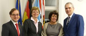 Die neue Bürgermeisterin Cerstin Richter-Kotowski, CDU (zweite von links) und ihre (vorerst) drei Stadträte (von links): Michael Karnetzki, SPD, Maren Schellenberg, Grüne, Frank Mückisch, CDU