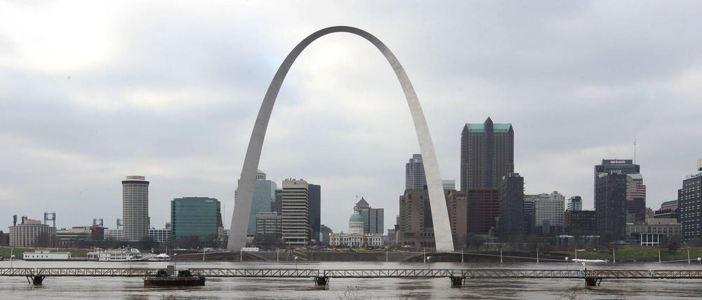 Im Spiegel der Fluten. Das Wahrzeichen von St. Louis, der Gateway Arch, umgeben vom Rekordhochwasser des Mississippi im Dezember 2015. 