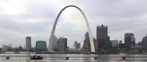 Im Spiegel der Fluten. Das Wahrzeichen von St. Louis, der Gateway Arch, umgeben vom Rekordhochwasser des Mississippi im Dezember 2015. 