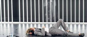 Hinter tausend Stäben keine Welt. Bernardo Arias Porras als Meursault in der Todeszelle.