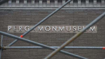 Bei einem Baustellenrundgang informierten die obersten Baubehörden über die Kostenexplosion beim Pergamonmuseum.