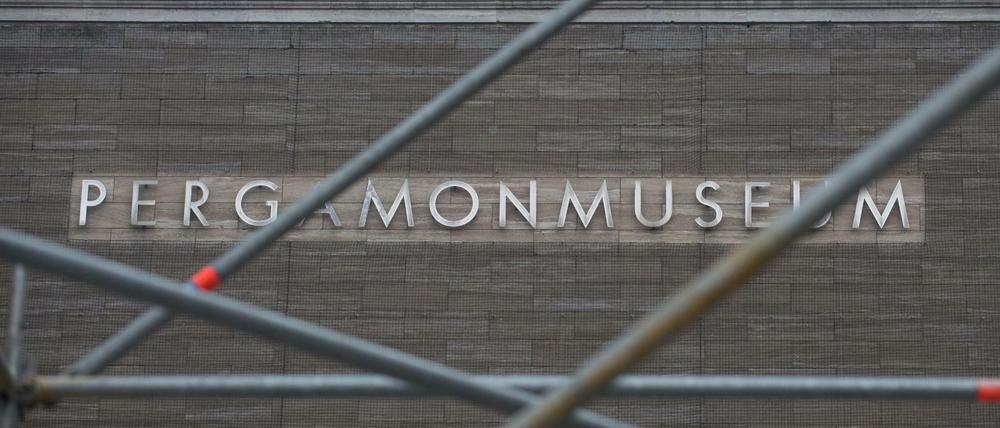 Bei einem Baustellenrundgang informierten die obersten Baubehörden über die Kostenexplosion beim Pergamonmuseum.