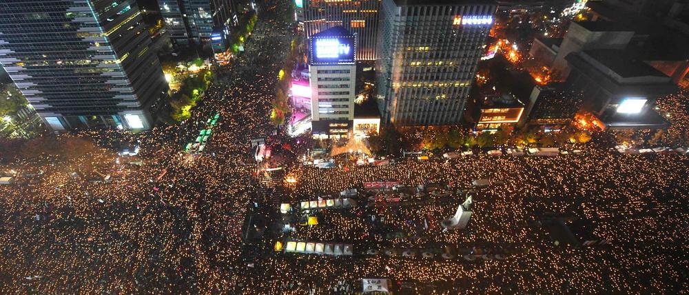 Am Samstag demonstrierten in Seoul fast eine Million Menschen gegen die Präsidentin Park Geun Hye. 