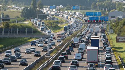 Autos im Stau auf der A 8 bei Stuttgart.