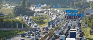 Autos im Stau auf der A 8 bei Stuttgart.