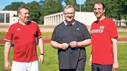 Rollenwechsel. CDU-Politiker Frank Henkel sucht nach einer neuen Aufgabe. Hier eingerahmt von den Botschaftern Ungarns, Péter Imre Györkös (l.), und Österreichs, Nikolaus Marschik, auf einem Berliner Fußballplatz.