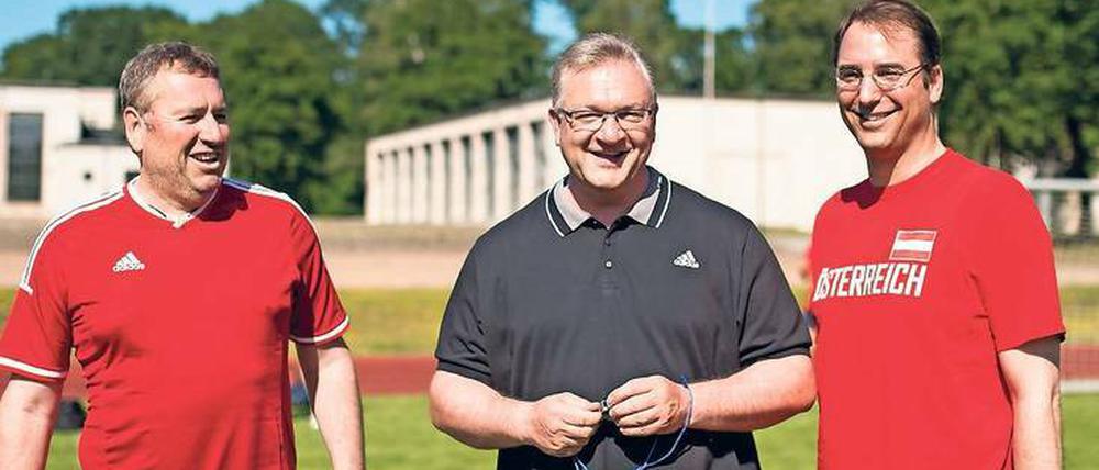 Rollenwechsel. CDU-Politiker Frank Henkel sucht nach einer neuen Aufgabe. Hier eingerahmt von den Botschaftern Ungarns, Péter Imre Györkös (l.), und Österreichs, Nikolaus Marschik, auf einem Berliner Fußballplatz.