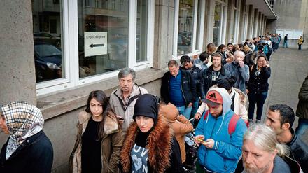 Vor dem Bürgeramt am Rathaus Neukölln muss man oft lange Warten.