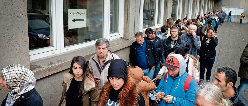 Vor dem Bürgeramt am Rathaus Neukölln muss man oft lange Warten.