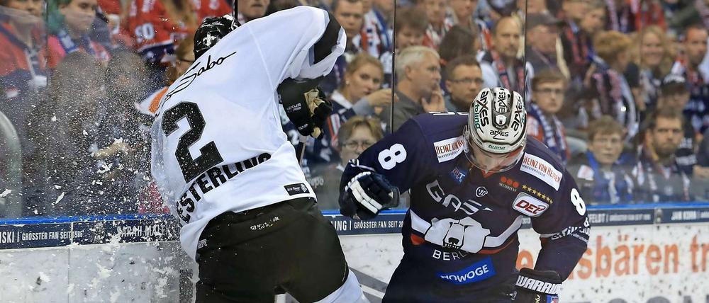 Das hat es gekracht. Nürnbergs Festerling (links) und Berlins Petersen im ersten Saisonspiel gegeneinander, die Eisbären gewannen es 3:2 n.P.