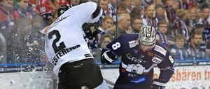 Das hat es gekracht. Nürnbergs Festerling (links) und Berlins Petersen im ersten Saisonspiel gegeneinander, die Eisbären gewannen es 3:2 n.P.