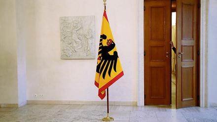 Die Standarte des Bundespräsidenten steht im Schloss Bellevue in Berlin vor dessen Amtszimmer.