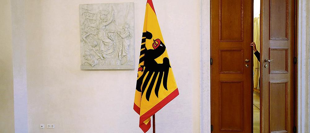 Die Standarte des Bundespräsidenten steht im Schloss Bellevue in Berlin vor dessen Amtszimmer.