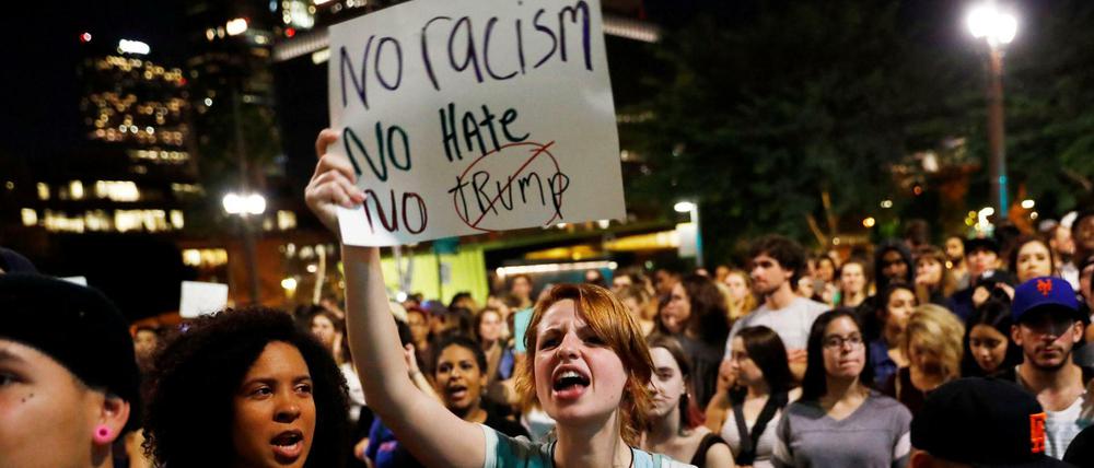 Demonstranten gegen Trump vor dem Rathaus von Los Angeles.