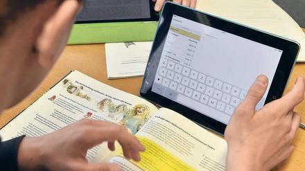Moderne Bildung. Deutsche Schulen sollen künftig mehr Tablets zur Verfügung haben. 