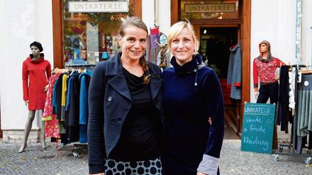 Ilka und Gloria Poethke und Gloria Pöthke vor ihrem Landen Lindenstraße 11 in Potsdam.